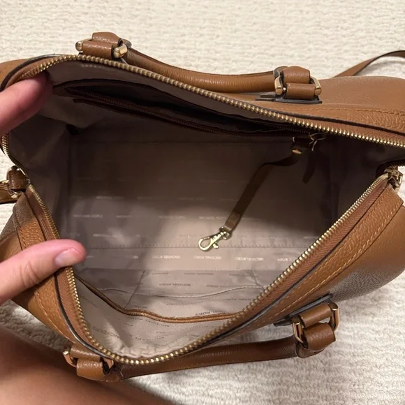 Michael Kors Mercer Medium crossbody - Picture 8 of 14